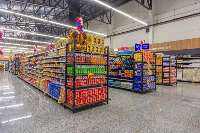 Gôndolas JJ em supermercado